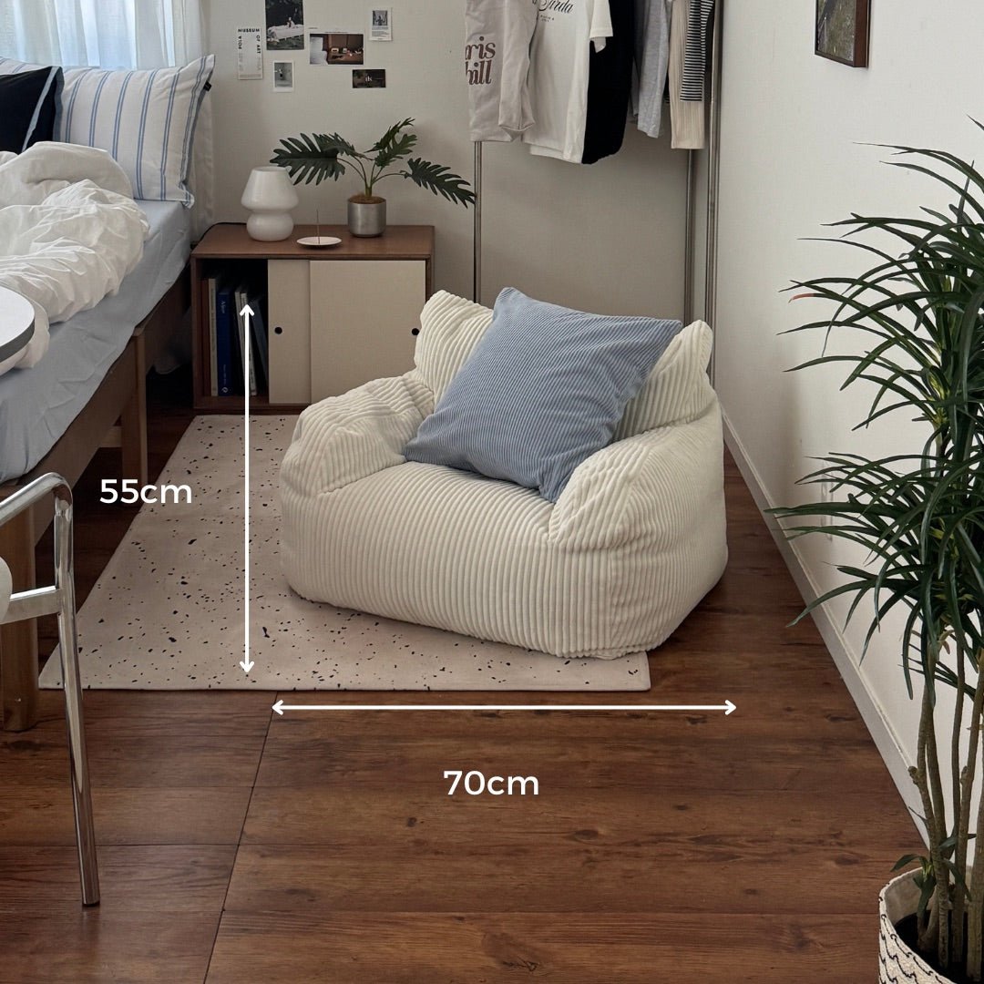 ベッド脇に置いたミニサイズのLOOSY。幅70cm・高さ55cm
