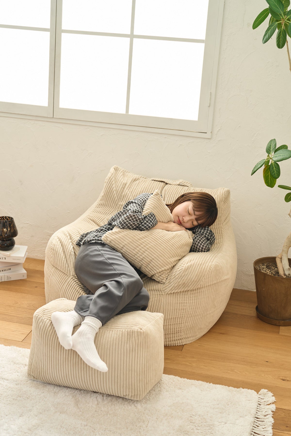 床に座ってくつろぐ場所がない部屋