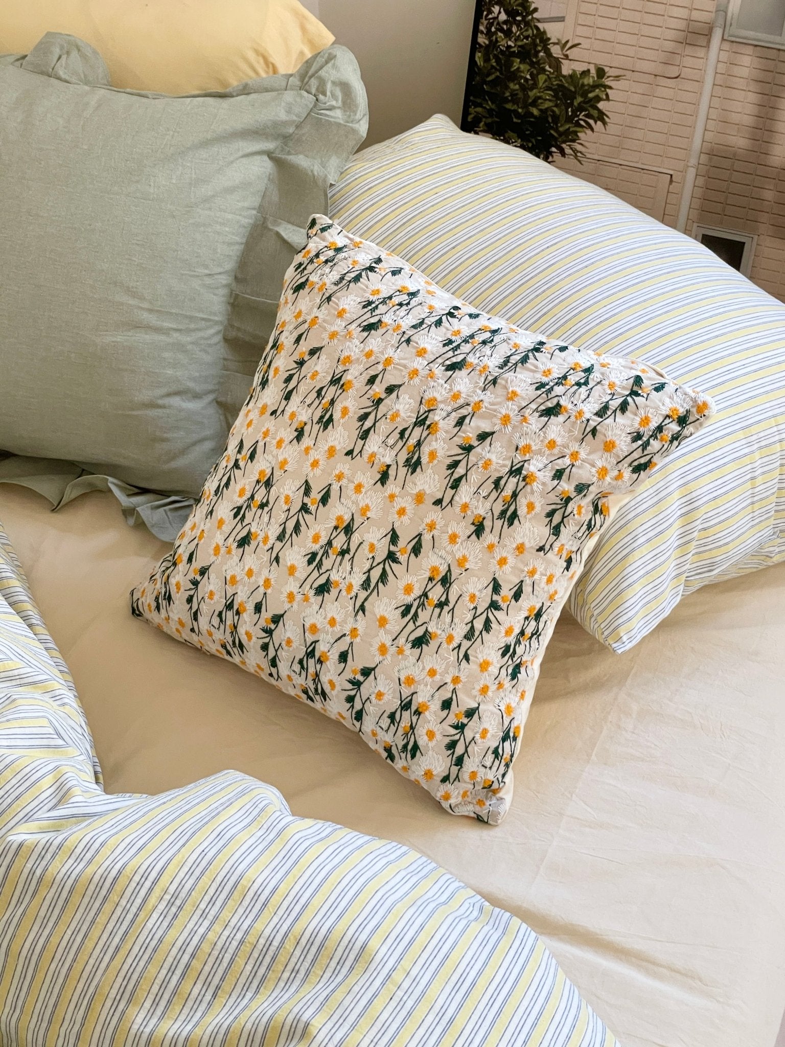 AL-5289-Little Rooms select-デイジー刺繍クッションカバー