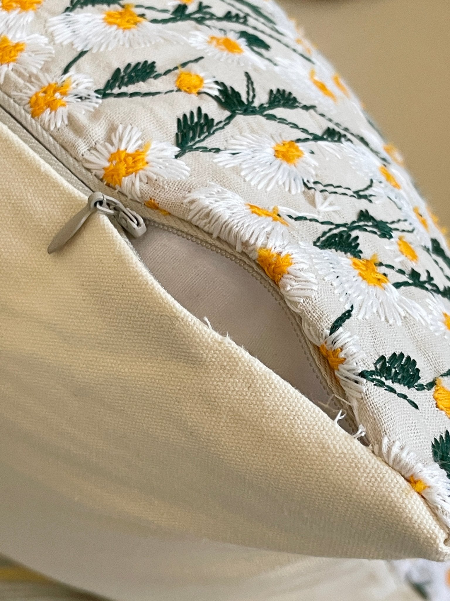 AL-5289-Little Rooms select-デイジー刺繍クッションカバー