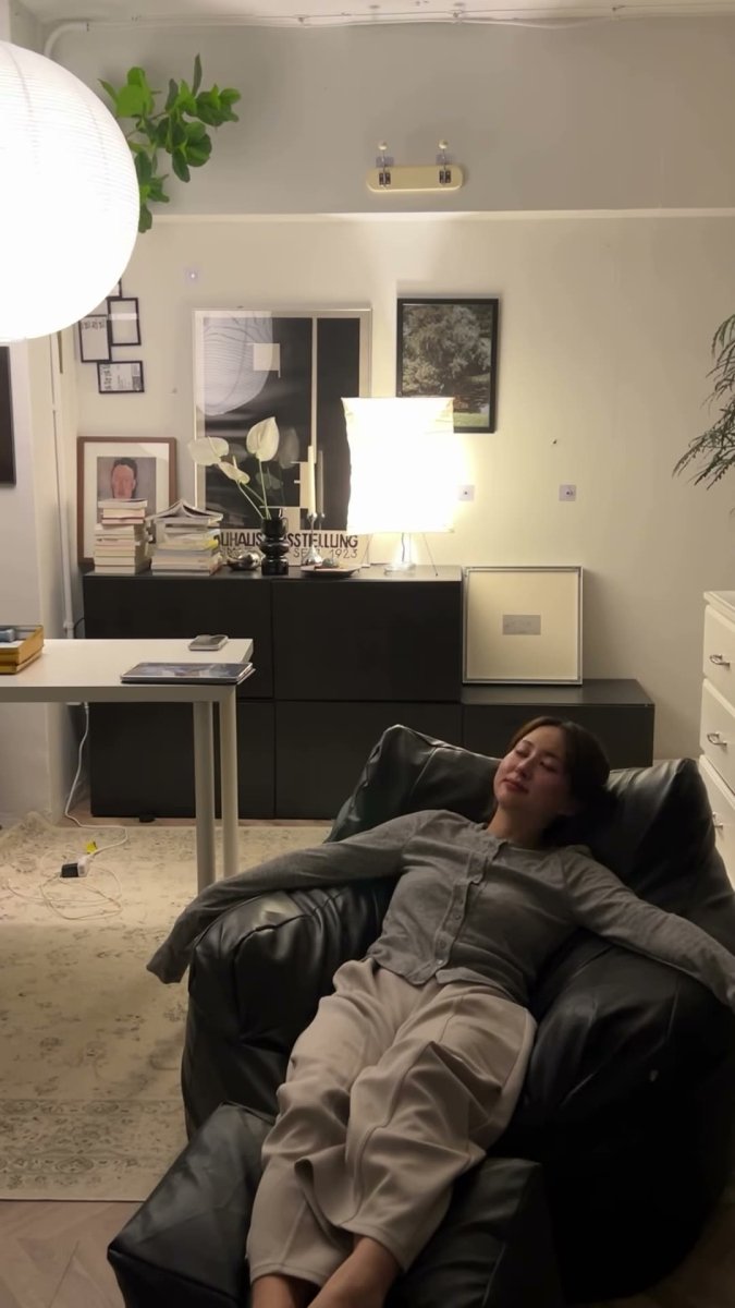 灯りのついた部屋でくつろぐ人