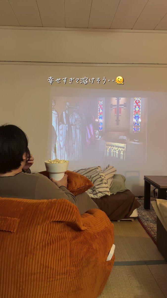 ソファで映像を楽しむ人