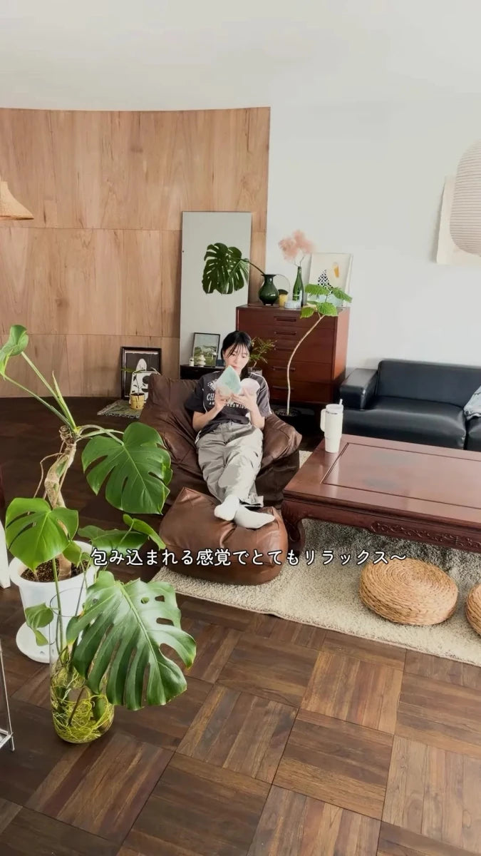 ソファで脚を伸ばして本を読む人