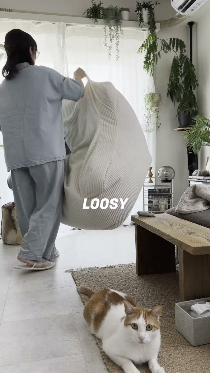 白いLOOSYをひとりで持ち上げる人