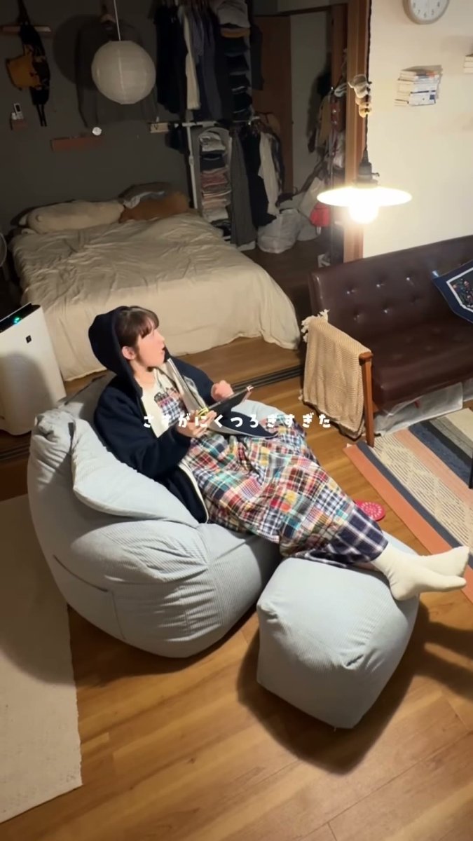 夜の部屋でくつろぐ人