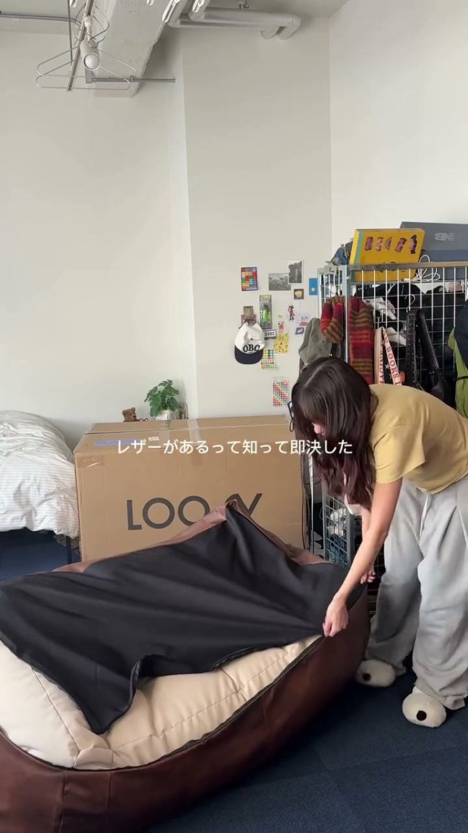 ソファにカバーを付ける場面