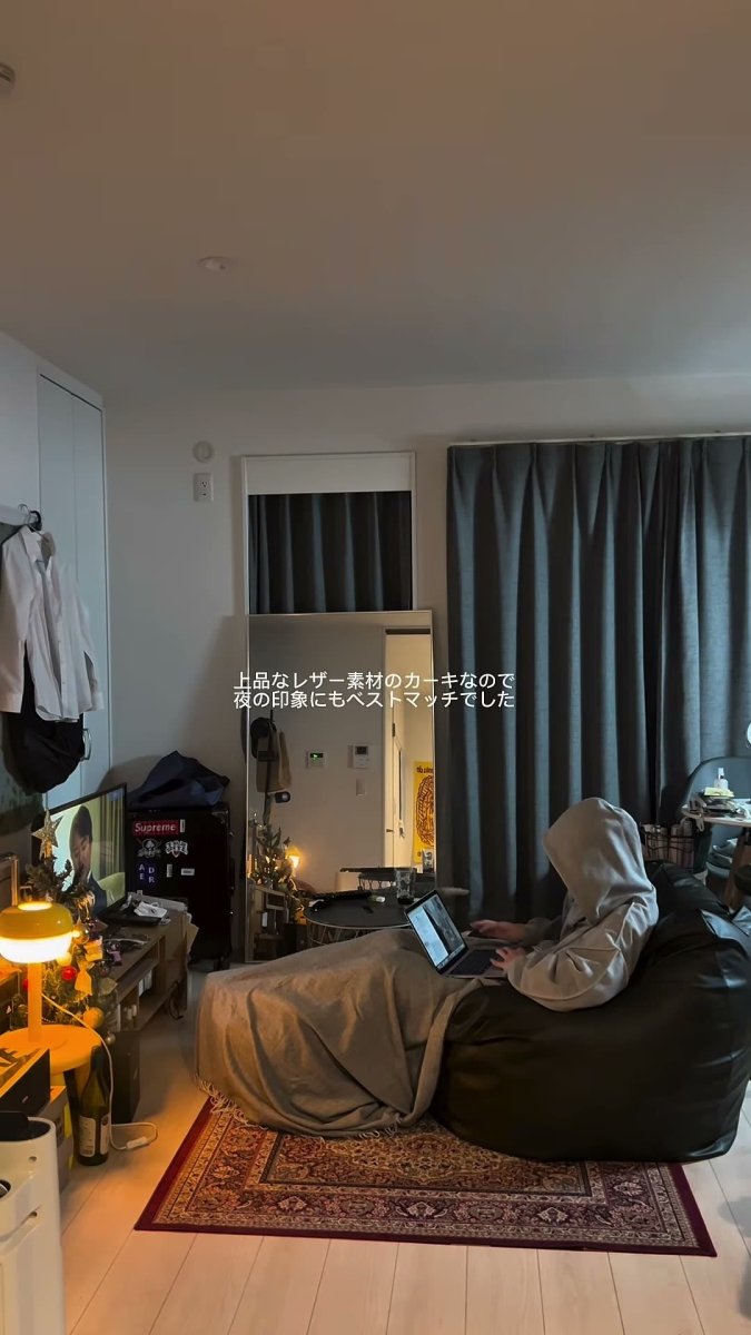 夜の部屋に置かれたソファ
