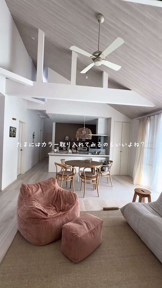 ピンク色のソファがある部屋