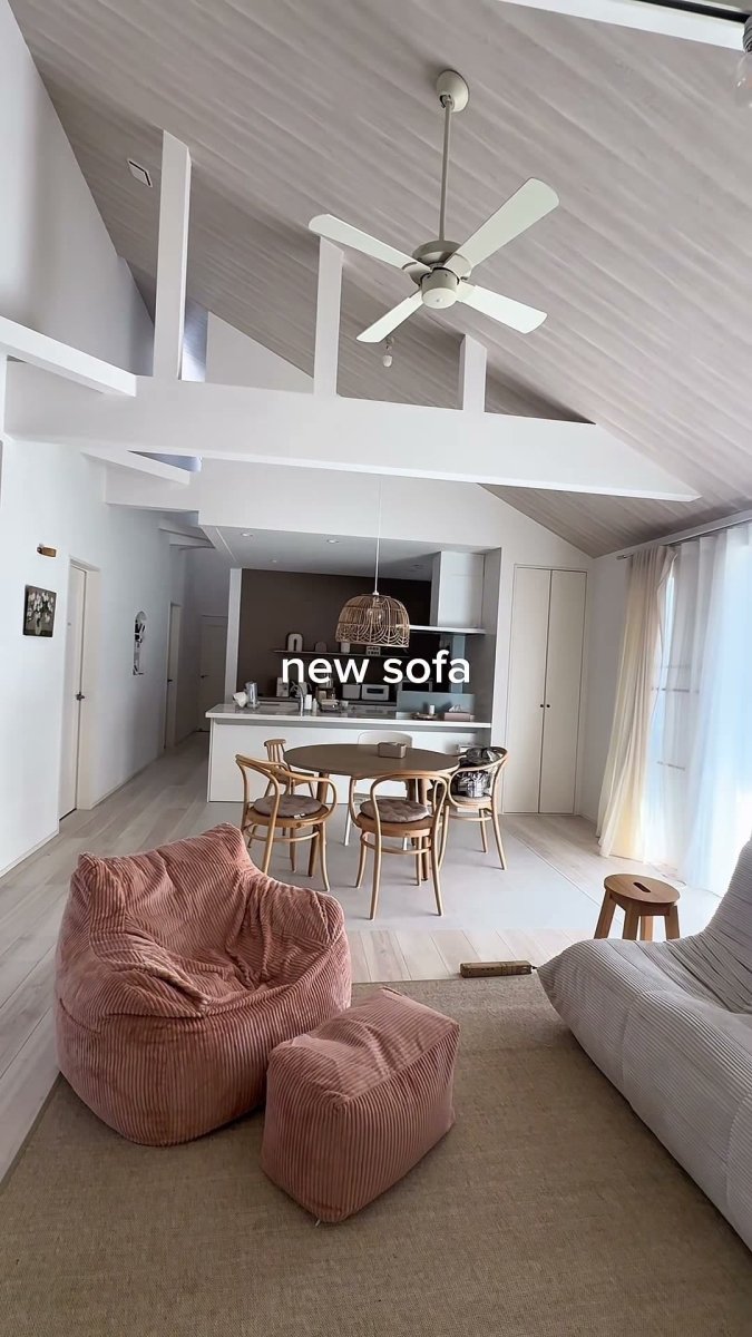 ピンク色のソファがある明るい部屋