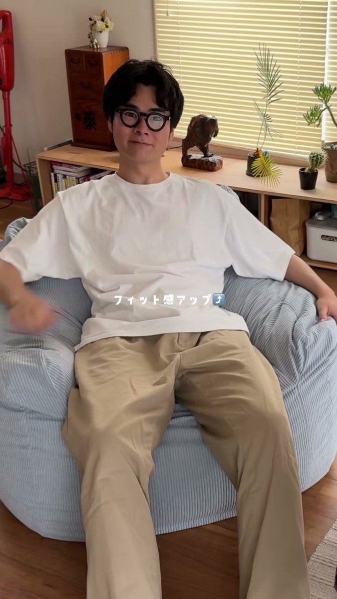 ソファに背中と腕を預けた人