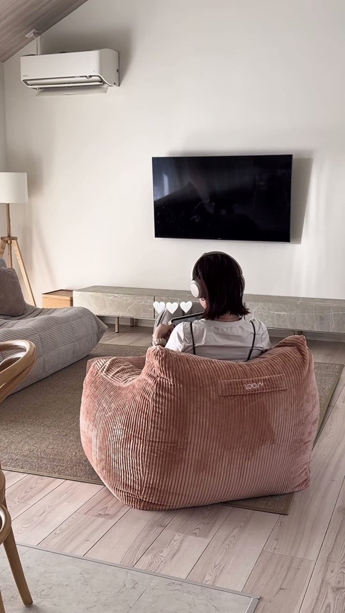 テレビの前でくつろぐ後ろ姿