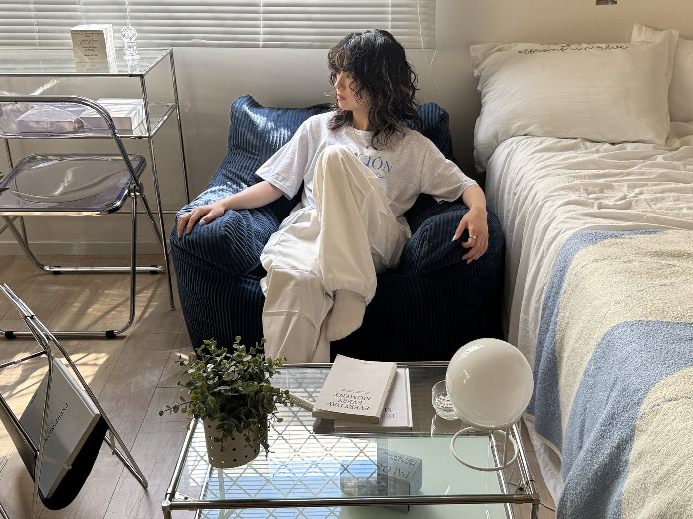 ベッド横に置いた Navy のLOOSY